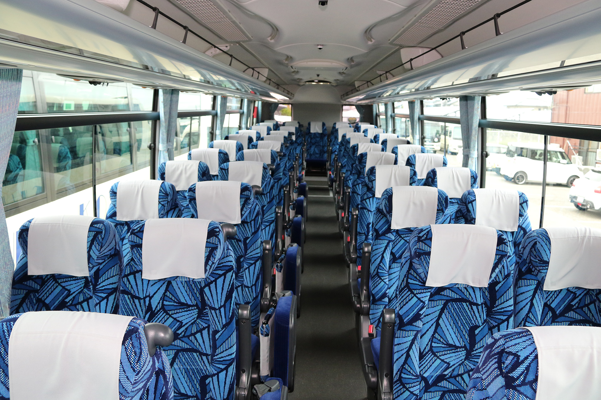 大型バスの後方座席