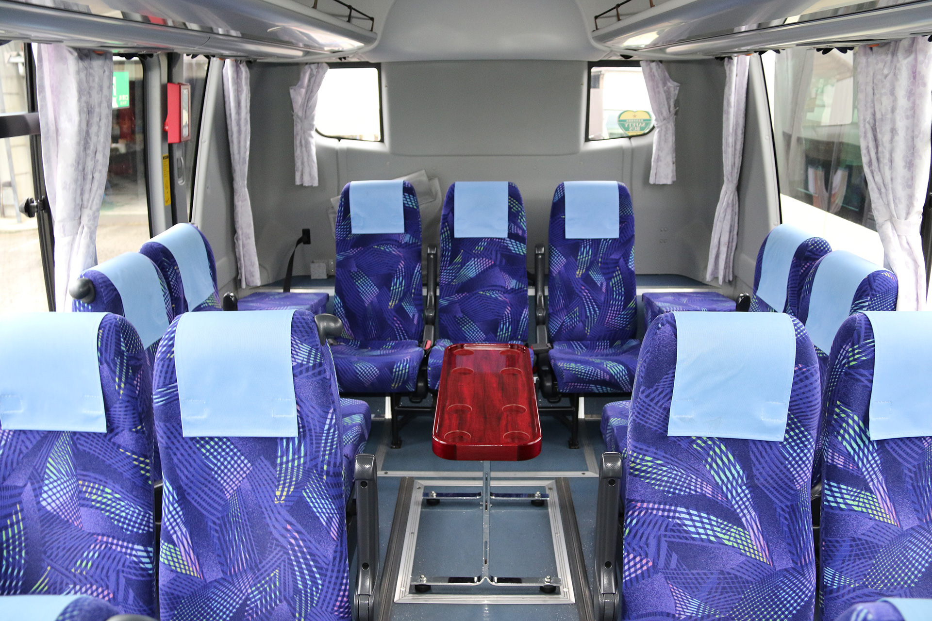 中型バス（サロン仕様）の後方座席