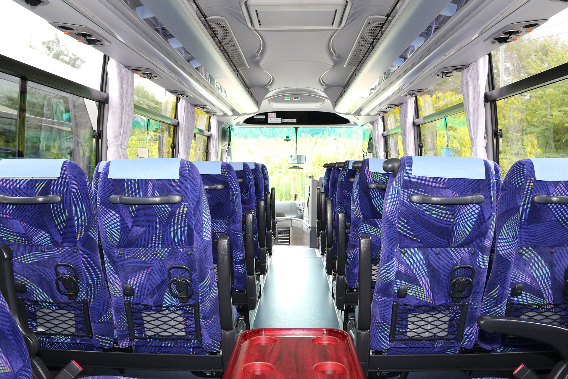 中型バス（サロン仕様）の前方座席