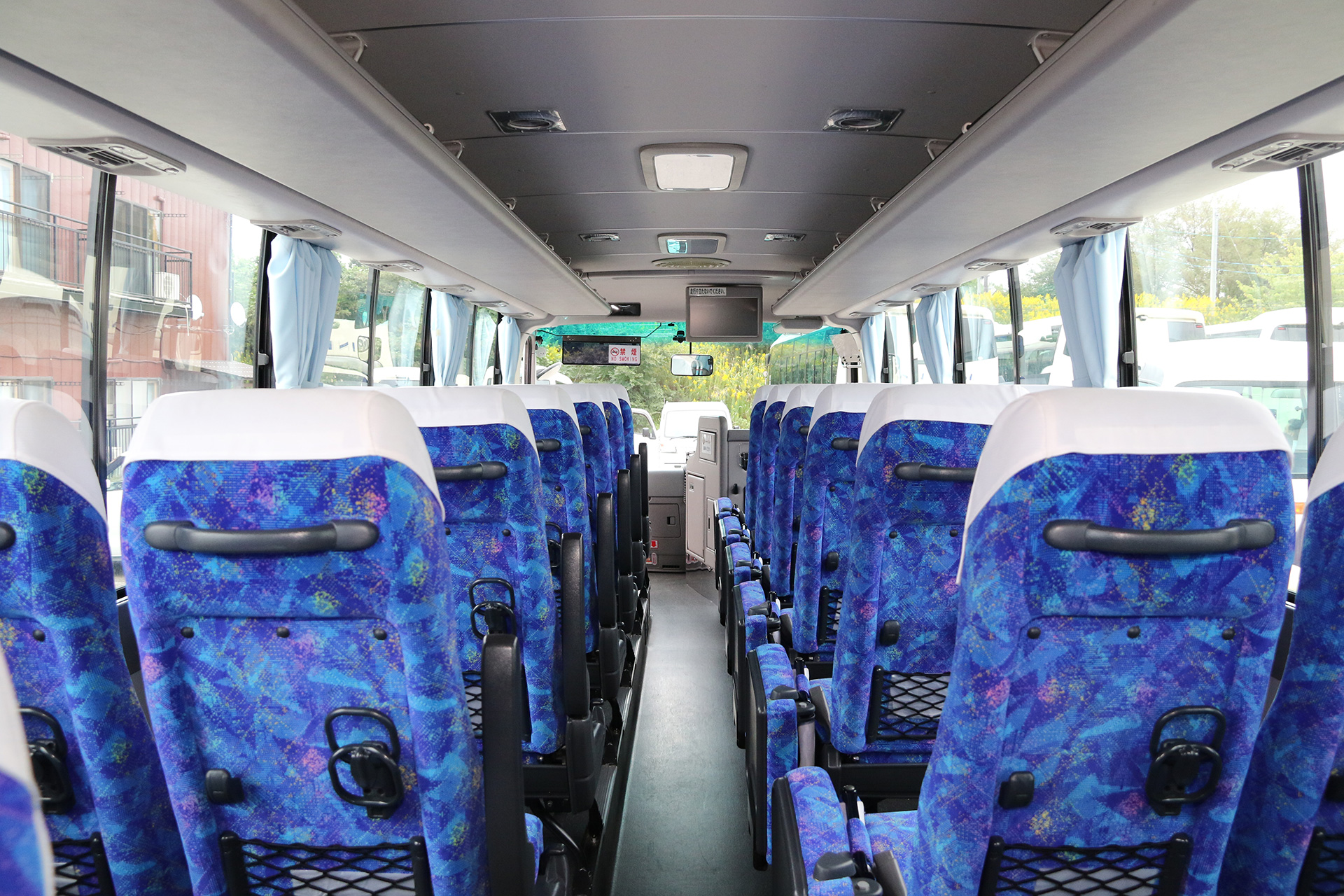 中型バス（39人乗り）の前方座席