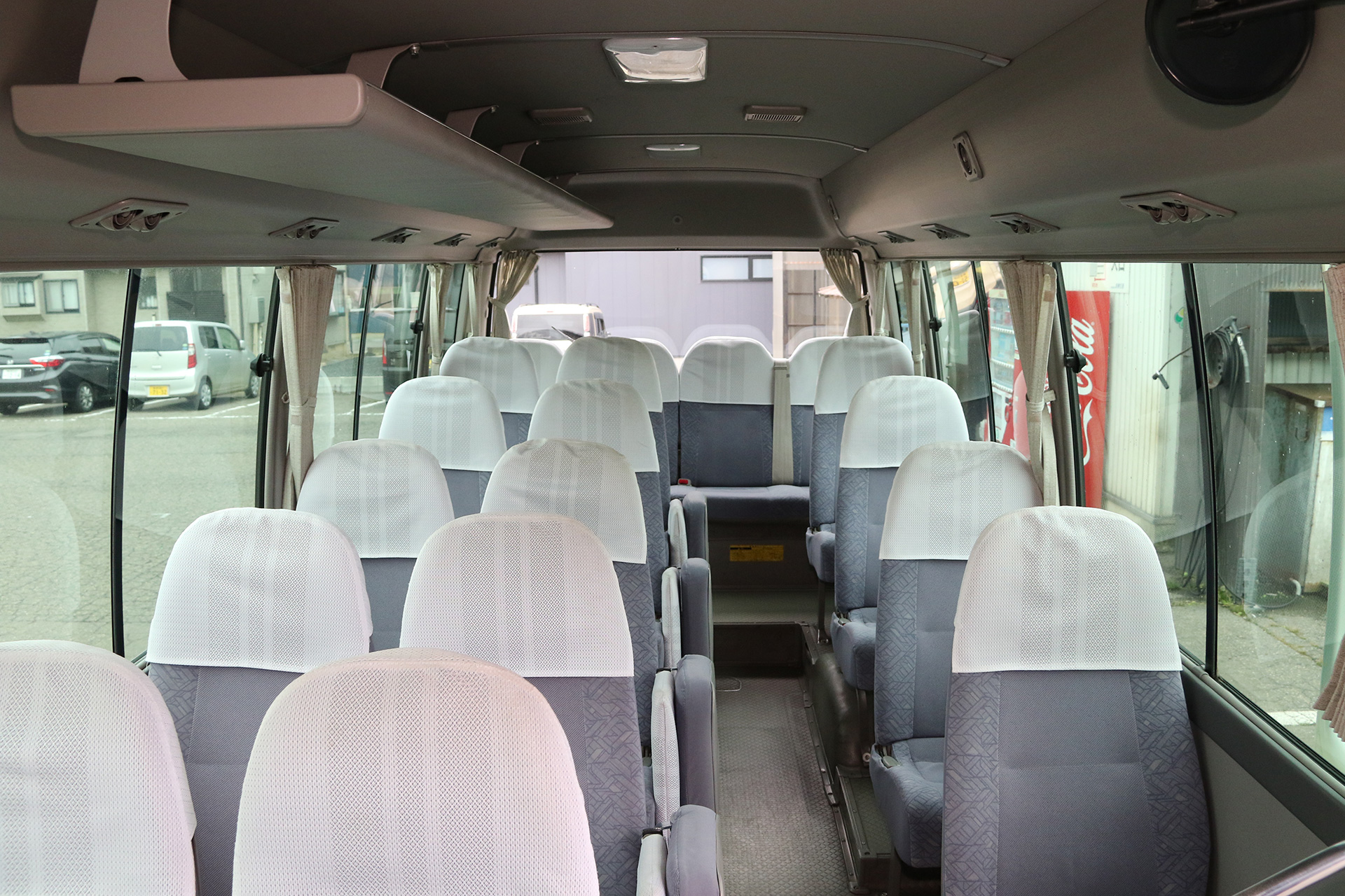 マイクロバス（28人乗り）の後方座席