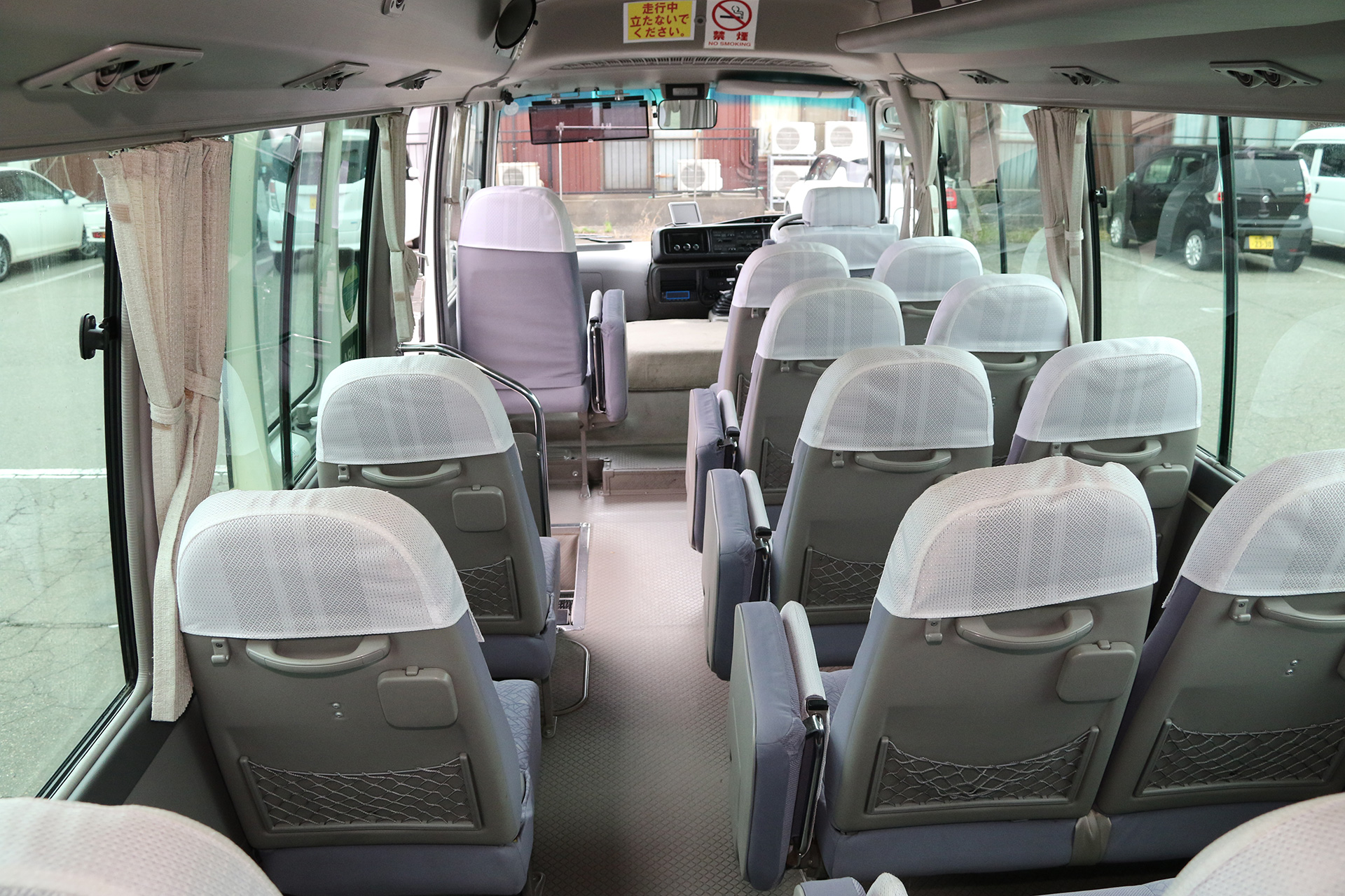 マイクロバス（28人乗り）の前方座席