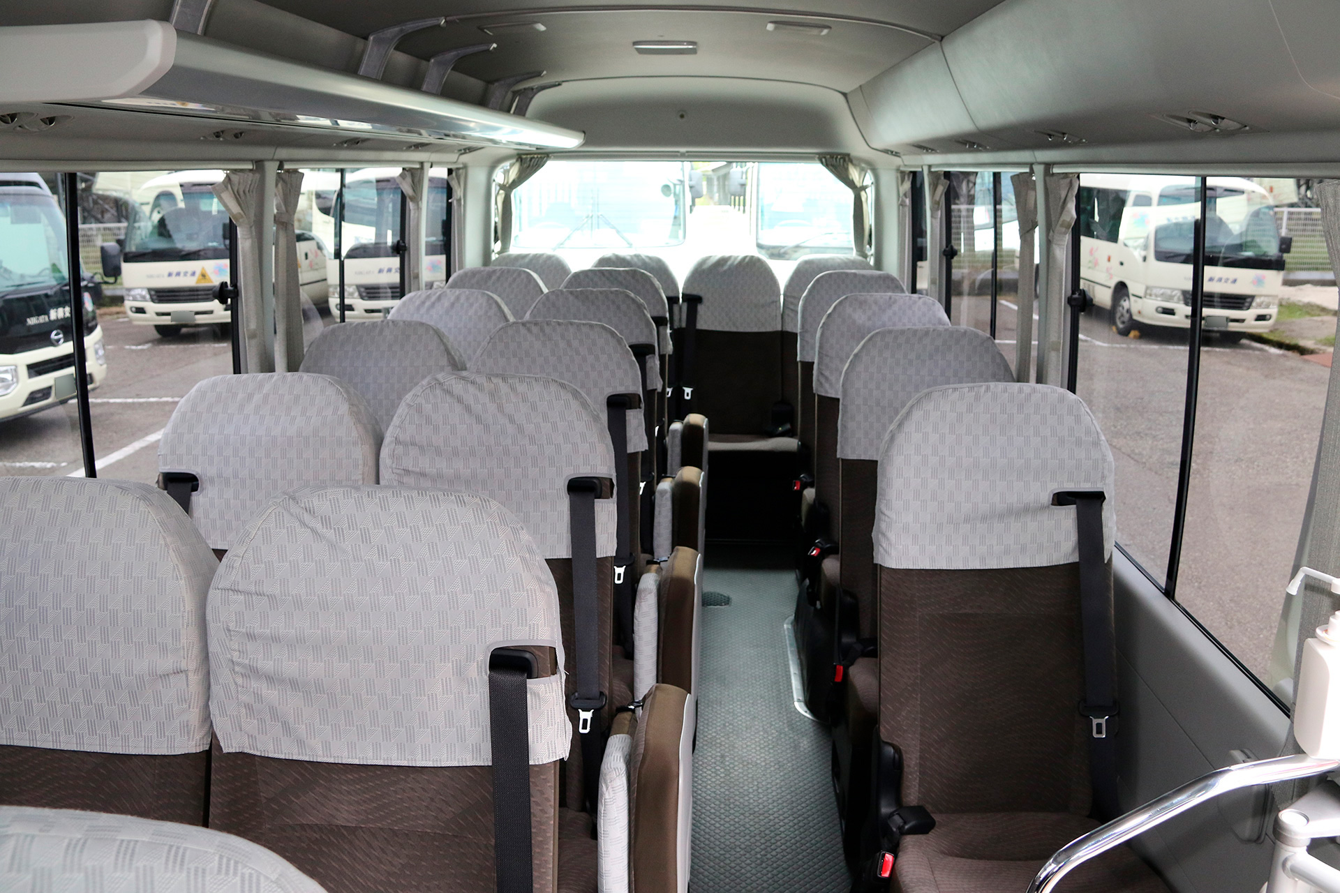 マイクロバス（27人乗り）の後方座席