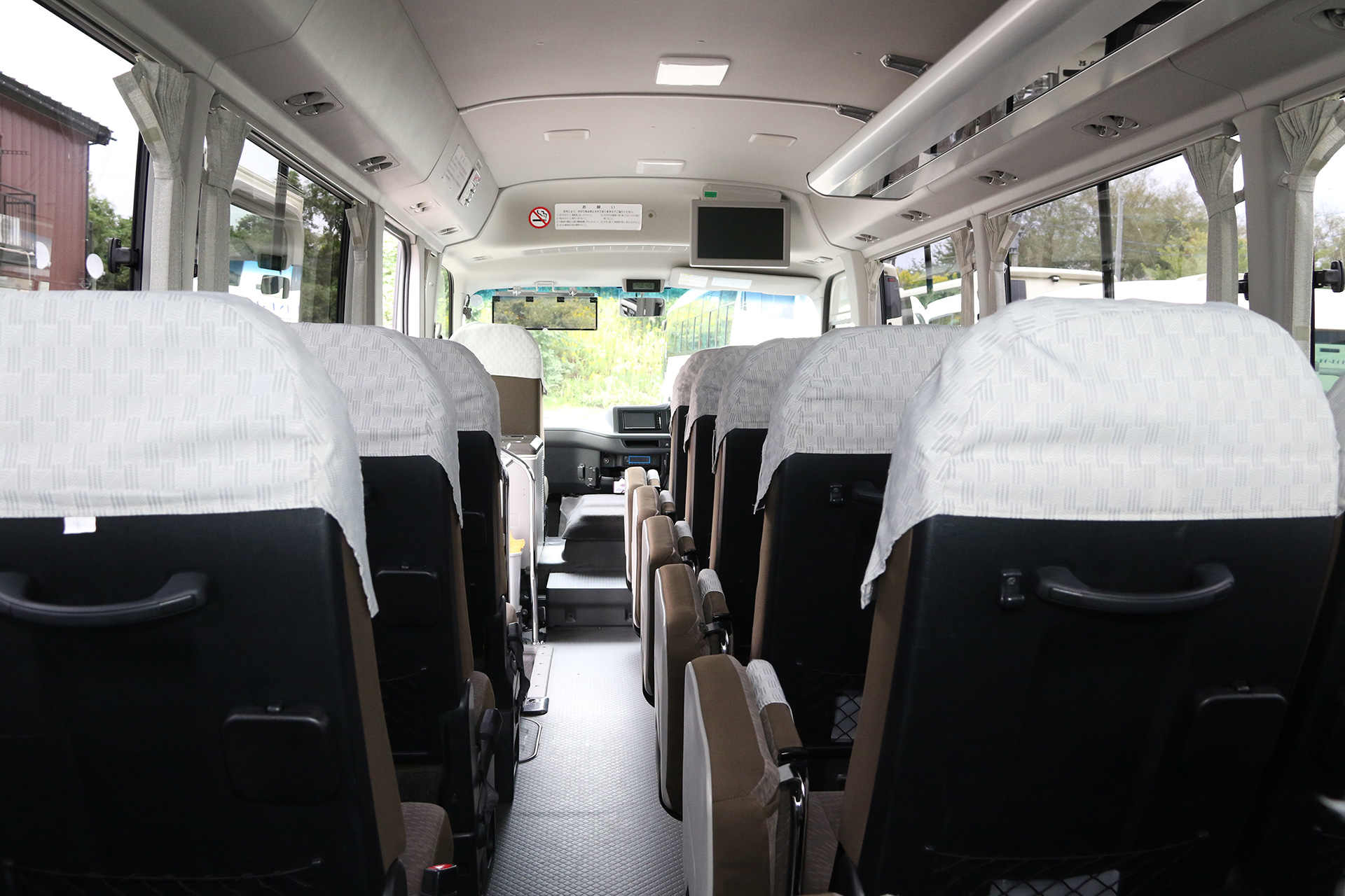 マイクロバス（27人乗り）の前方座席